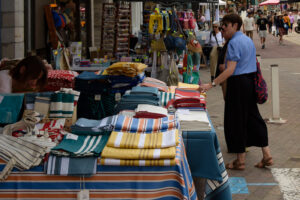 Una persona se interesa por el género de un puesto de manteles