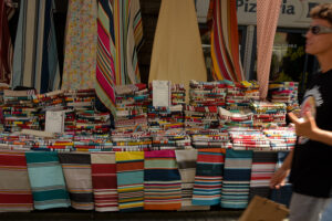 Puesto de manteles mientras pasa un chico por delante