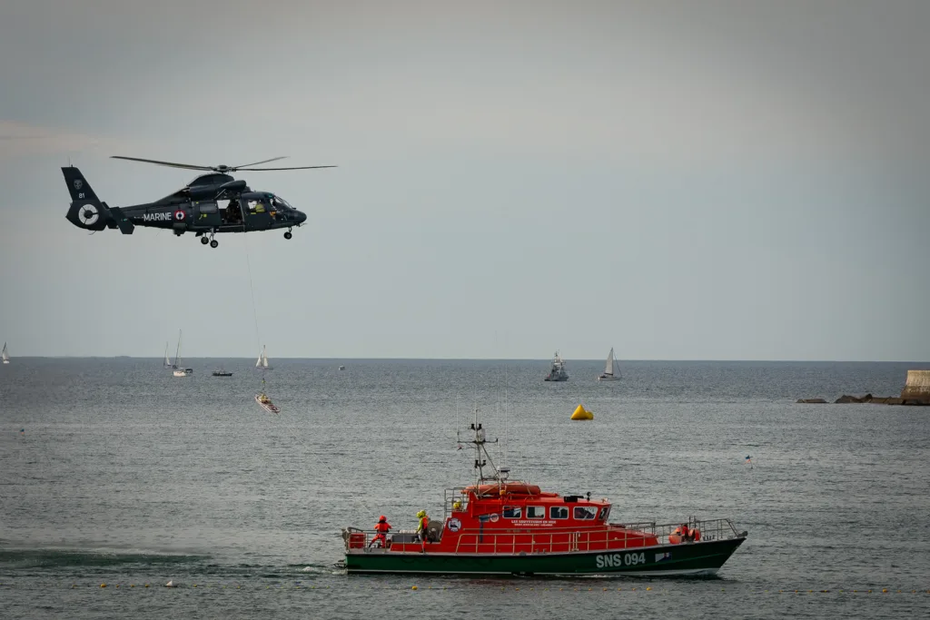 Simulacro de salvamento con un helicóptero militar y una barco de salvamento marítimo
