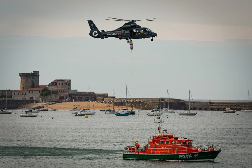 Simulacro de salvamento con un helicóptero militar y una barco de salvamento marítimo