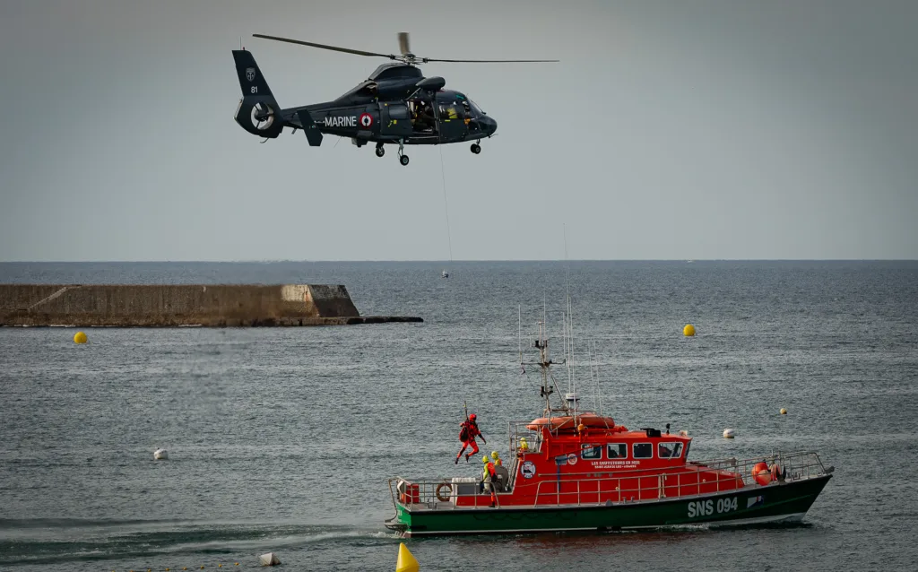 Simulacro de salvamento con un helicóptero militar y una barco de salvamento marítimo