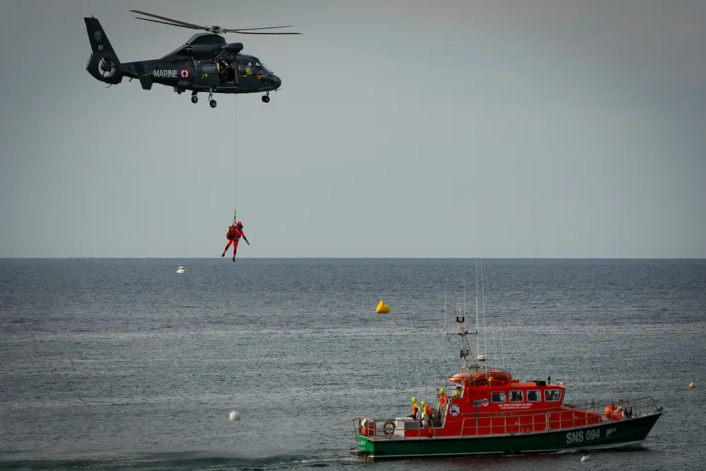 Simulacro de salvamento con un helicóptero militar y una barco de salvamento marítimo