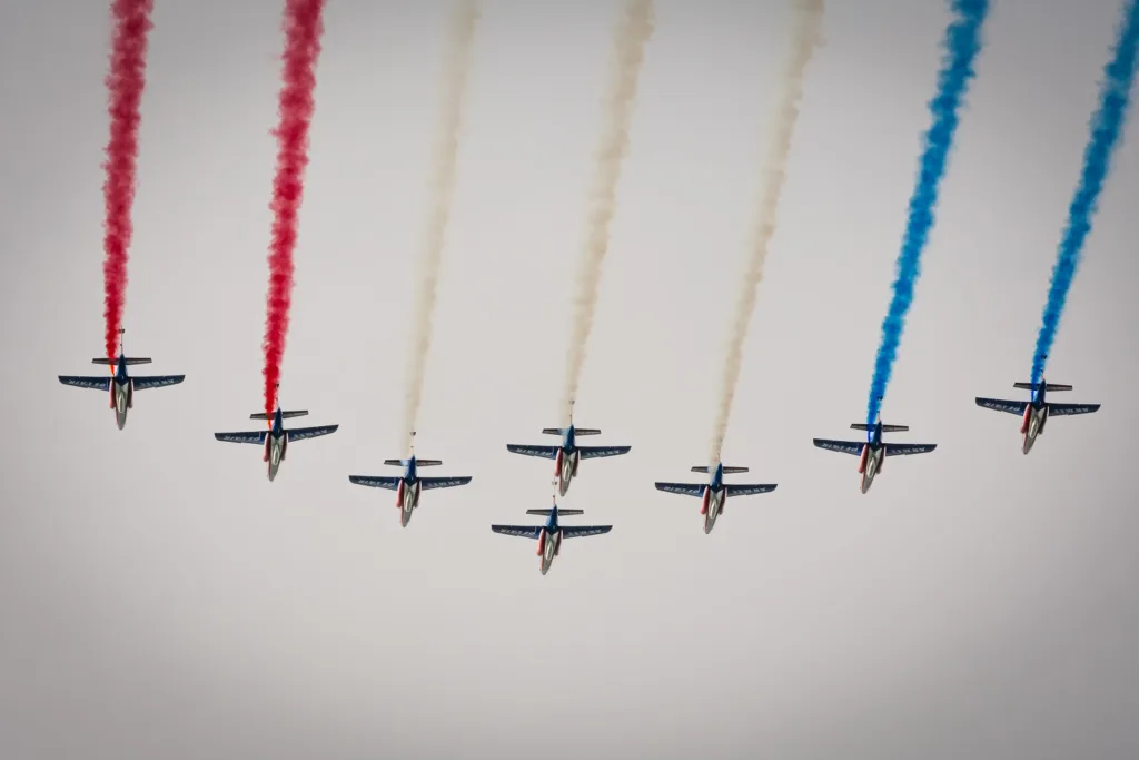 Patrouille de France con estelas de color rojo, blanco y azul