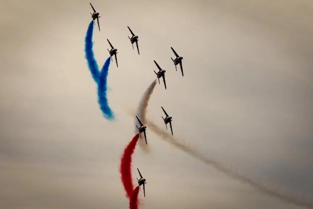 Patrouille de France con estelas de color rojo, blanco y azul