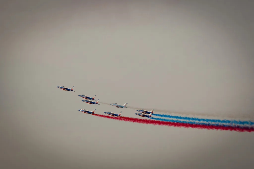 Patrouille de France con estelas de color rojo, blanco y azul