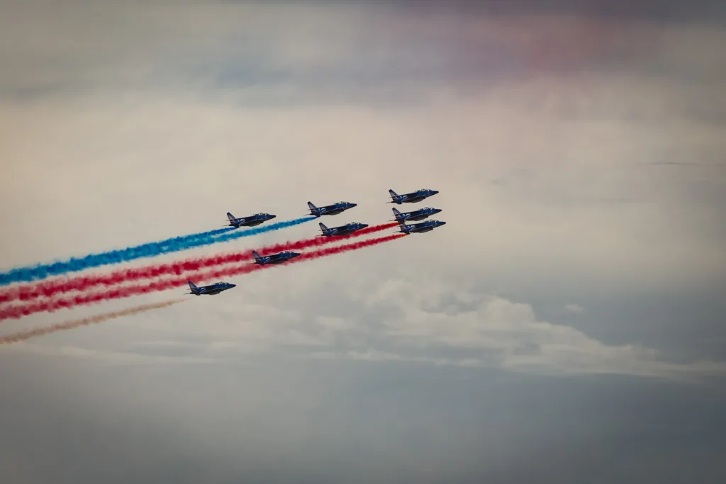 Patrouille de France con estelas de color rojo, blanco y azul
