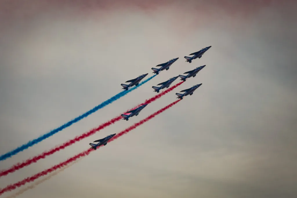 Patrouille de France con estelas de color rojo, blanco y azul