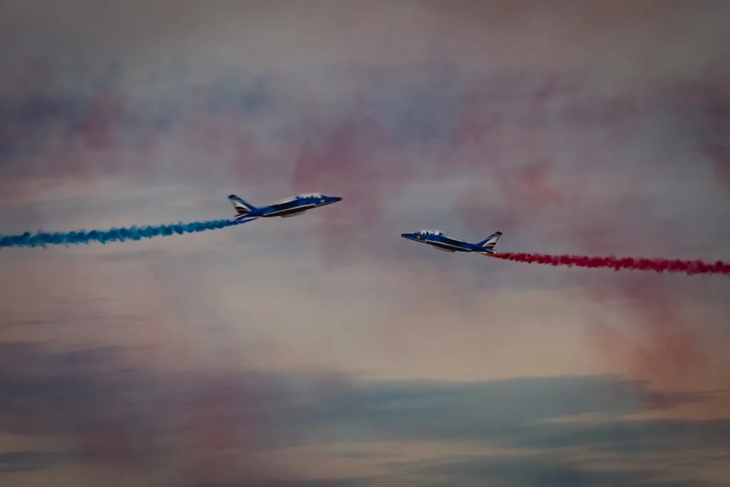 Patrouille de France con estelas de color rojo, blanco y azul