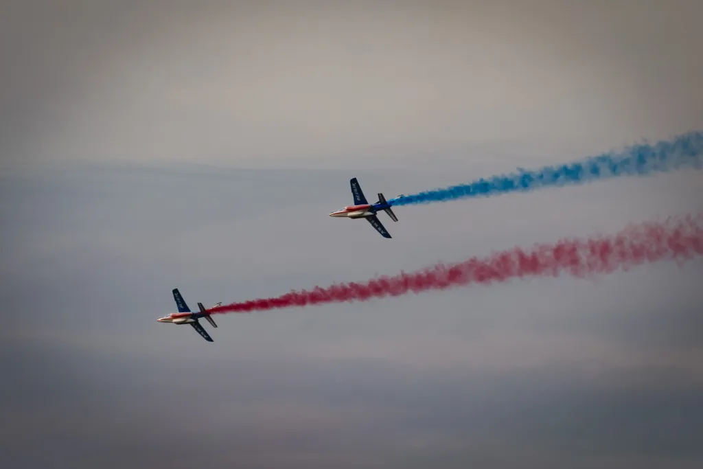 Patrouille de France con estelas de color rojo, blanco y azul