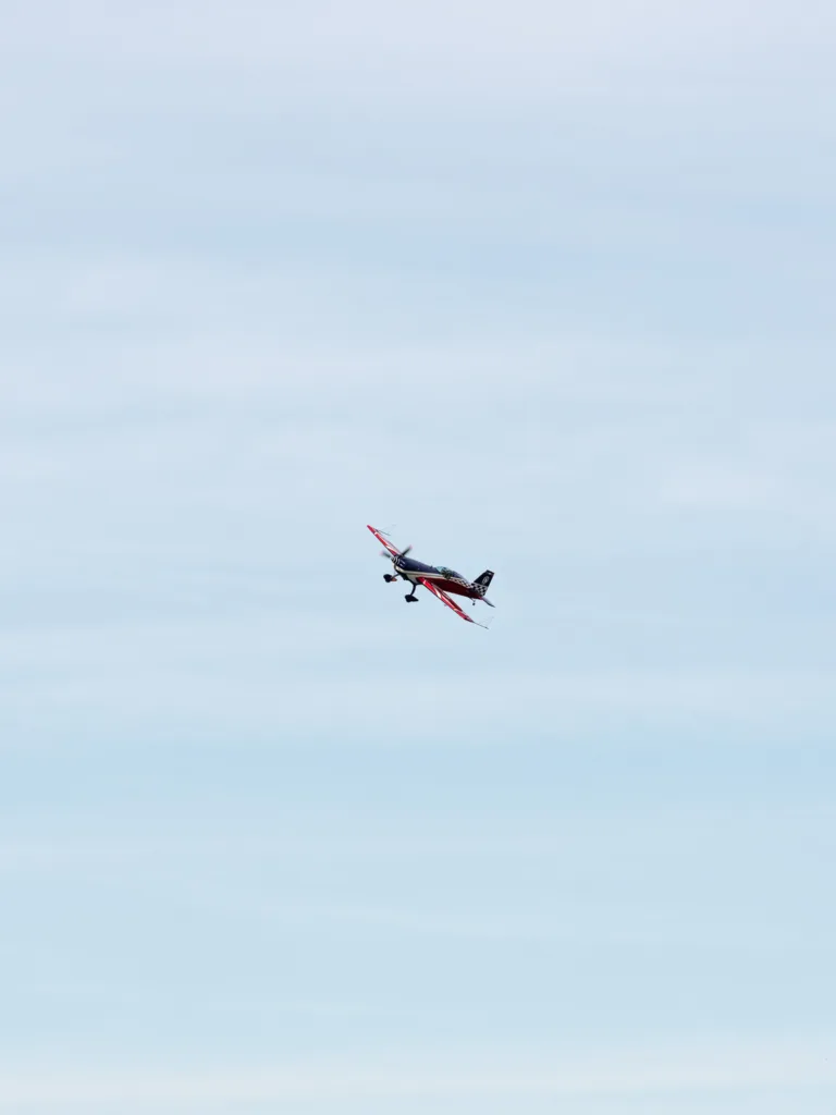 Avión de acrobacias azul y rojo